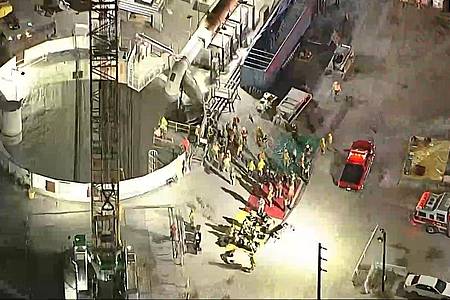 -/KABC/ABC7 Los Angeles via AP/dpa | Dutzende Einsatzkräfte eilten zum Unglücksort, darunter spezialisierte Rettungsteams.