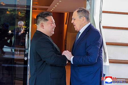 Uncredited/KCNA/KNS/dpa | Herzliche Stimmung beim Treffen zwischen Kim und Lawrow.