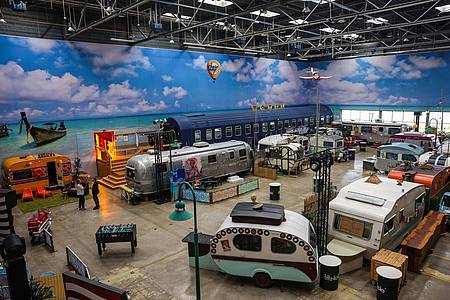 Oliver Berg/dpa | Nass werden kann man nicht: Das Basecamp in Bonn garantiert Trocken-Camping.