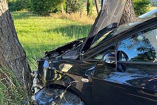 Infolge der Kollision schleuderte der Seat gegen einen Baum.
Foto: Polizei Minden-Lübbecke