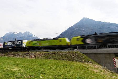 Angelika Warmuth/dpa | Auch an Bahntrassen herrscht oft ein hoher Lärmpegel. (Illustration)