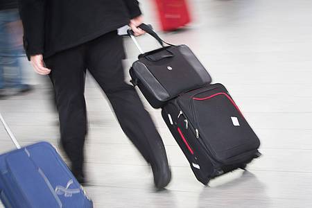 Frank Rumpenhorst/dpa-tmn | Wer schlau packt, freut sich später: Bei Dienstreisen sollte man auch auf sich und sein Wohlbefinden achten.