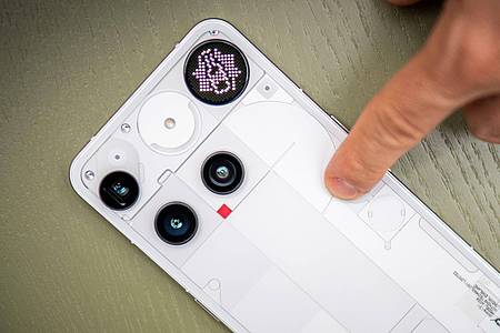 Zacharie Scheurer/dpa-tmn | Wenn man keine echte Flasche zur Hand hat, kann man Flaschendrehen auch mit der Glyph Matrix spielen.