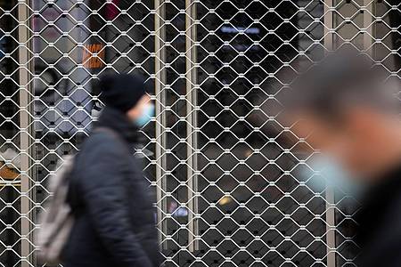 Tom Weller/dpa | Die Alltagsvorgaben zur Virus-Eindämmung sollen aufgearbeitet werden. (Archivbild) 