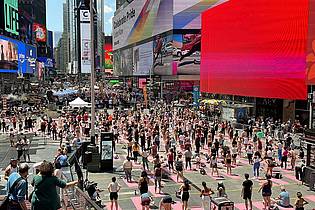 Christina Horsten/dpa | Anlass für das Massen-Yoga ist der Welt-Yoga-Tag am 21. Juni. 