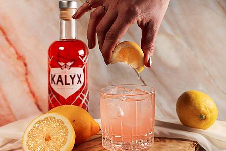 Cocktailkunst GmbH/dpa-tmn | Die alkoholarme Abwandlung von «Moscow Mule»: Der «Kalyx Mule» ist ein fruchtig-floraler Aperitif mit Aromen von Himbeere, Grapefruit und Rose. 