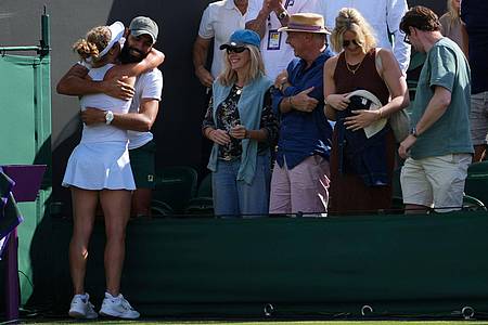 Kirsty Wigglesworth/AP/dpa | Laura Siegemund umarmt ihren Freund und Trainer Antonio Zucca.