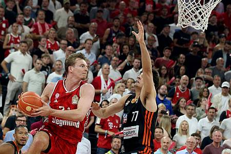 Matthias Stickel/dpa | Justus Hollatz (links) und Ben Saraf kämpfen um den Ball.