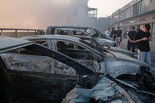 Murat Kocabas/SOPA Images via ZUMA Press Wire/dpa | Mehrere Autos verbrannten in den Feuern. 