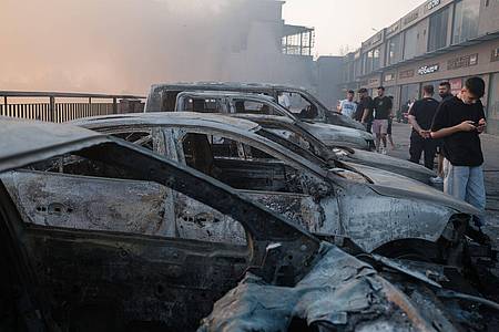 Murat Kocabas/SOPA Images via ZUMA Press Wire/dpa | Mehrere Autos verbrannten in den Feuern. 