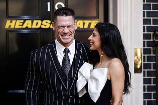 Millie Turner/Invision/AP/dpa | In dem Film «Heads Of State» spielt John Cena (hier mit seiner Frau Shay Shariatzadeh bei der Filmpremiere) den US-Präsidenten Will Derringer, der wider Willen zum Actionhelden wird.