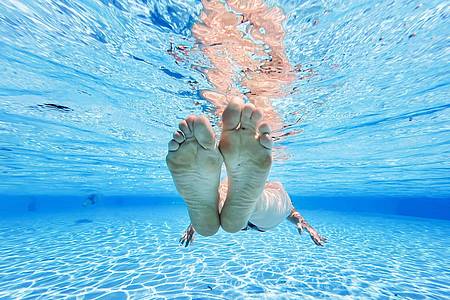 Julian Stratenschulte/dpa | Das Freibad einer Schweizer Gemeinde ist bis Ende August fast ausschließlichen den Einheimischen vorbehalten. (Illustration)