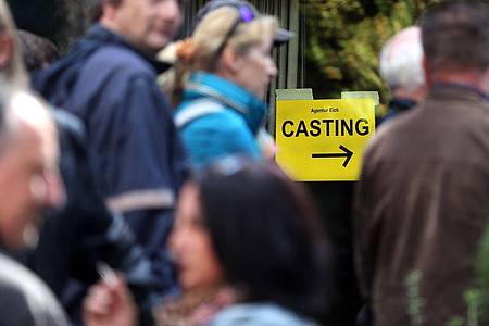 Ina Fassbender/dpa | Einsatz im Hintergrund: Komparsinnen und Komparsen beleben Filmszenen als Passanten oder Gäste.