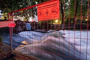 Peter Kneffel/dpa | Die Ermittlungen zum Unfalltod einer Surferin auf der Münchner Eisbach-Welle sind abgeschlossen. (Archivbild)