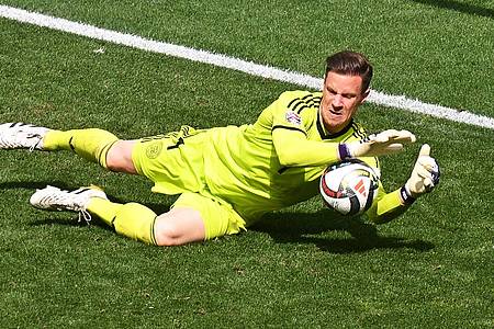 Marijan Murat/dpa | Beim Trainingsauftakt des FC Barcelona übte Marc-André ter Stegen am Rande der Gruppe.