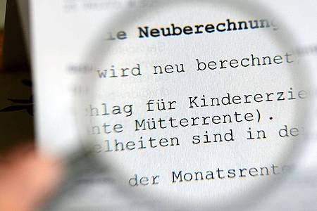 picture alliance / dpa | Bis die ausgeweitete Müterrente ausgezahlt wird, dauert es noch.