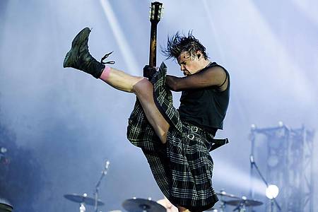 Florian Wieser/APA/dpa | Yungbluds Auftritte sind energetisch - so wie seine Musik. (Archivbild)