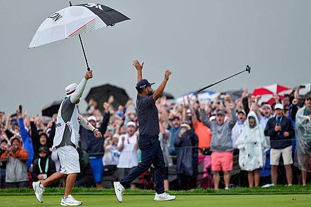 Carolyn Kaster/AP/dpa | Spaun jubelt nach dem 20-Meter-Putt zum Sieg.