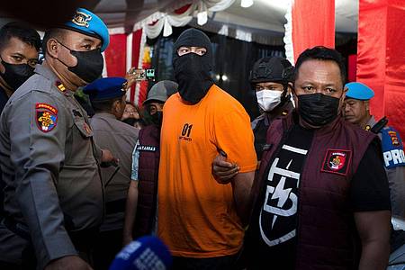Firdia Lisnawati/AP/dpa | Die Angeklagten wurden in Sträflingsanzug und Sturmhaube der Presse vorgeführt.