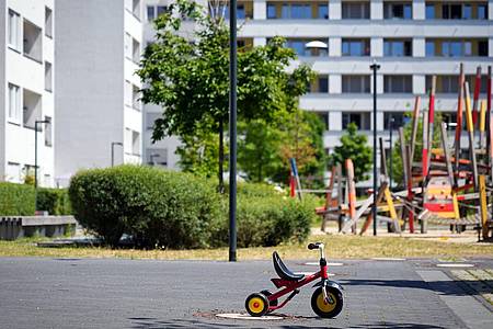 Soeren Stache/dpa | Kinder sollte man bei Hitze möglichst nicht draußen spielen lassen und die Aktivitäten lieber in die Morgenstunden legen.