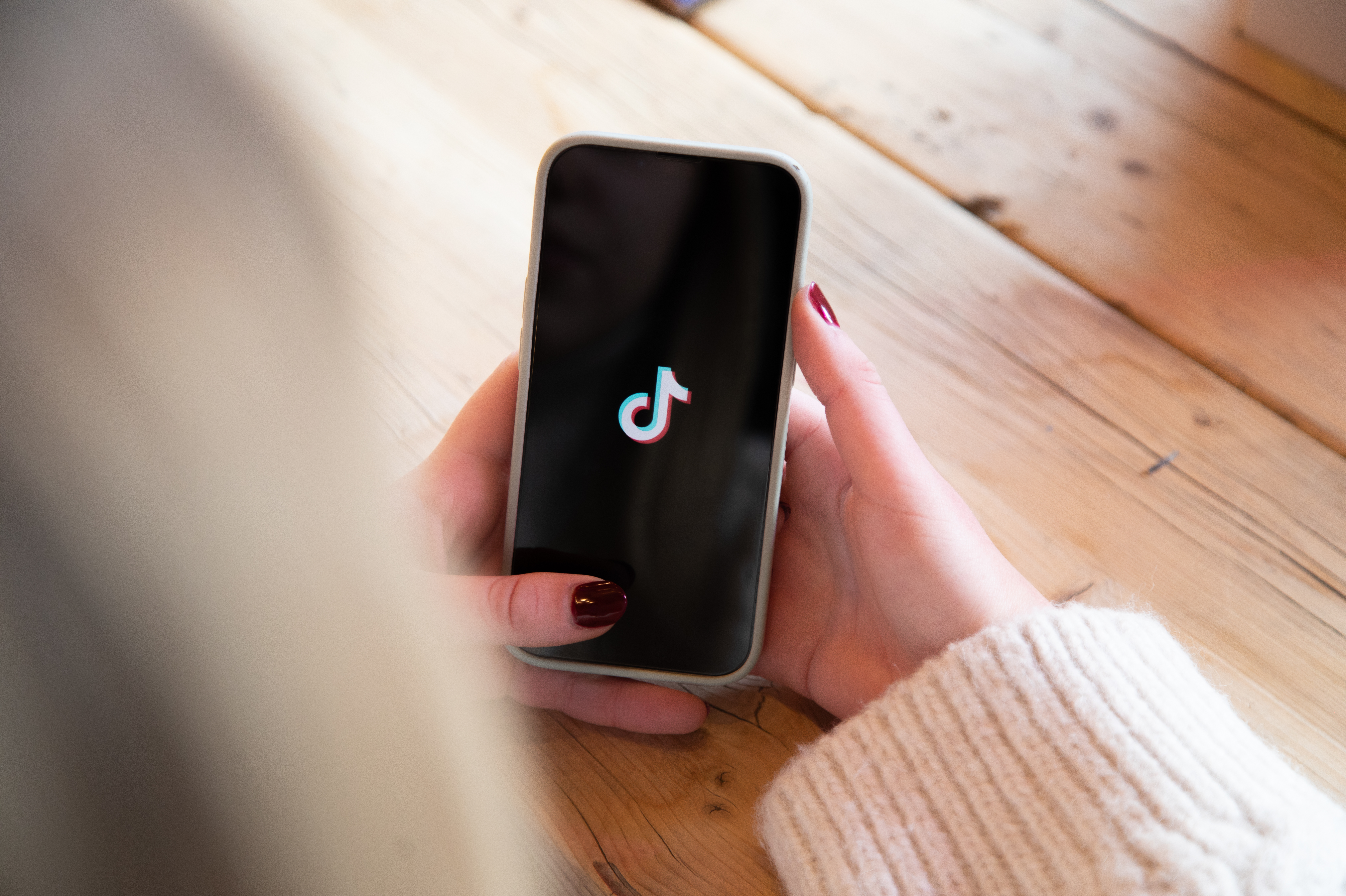 smartphone-tiktok-logo