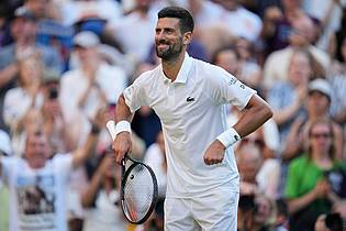 Kin Cheung/AP/dpa | «Pump it up»: Novak Djokovic mit seinem neuen Jubel.