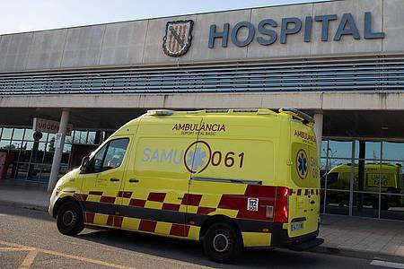 Clara Margais/dpa | Ein junger Deutscher wurde nach einem Sturz vom Balkon im dritten Stock in kritischem Zustand in ein Krankenhaus auf Mallorca gebracht.