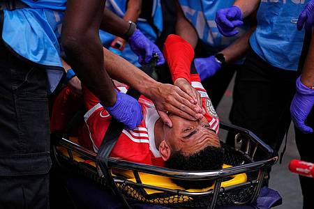 Brynn Anderson/AP/dpa | Diese Bilder bewegen die Fans: Jamal Musiala verletzte sich bei der Club-WM schwer.