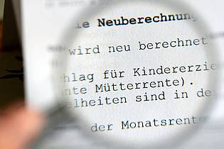 picture alliance / dpa | Bis die ausgeweitete Müterrente ausgezahlt wird, dauert es noch.