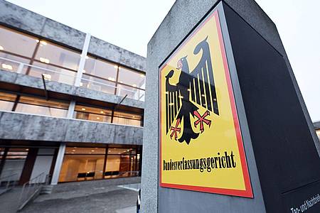 Uli Deck/dpa | Das höchste deutsche Gericht beschäftigt sich mit einer Verfassungsbeschwerde von zwei jemenitischen Männern, deren Verwandte 2012 bei einem US-Drohnenangriff in ihrem Heimatort getötet worden waren. (Archivbild)