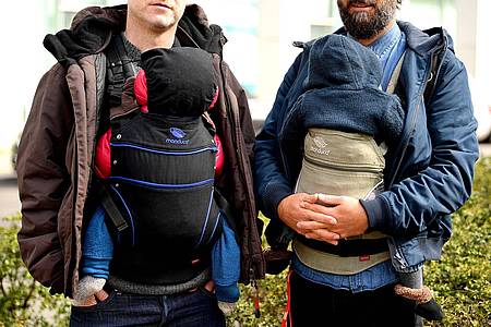Britta Pedersen/dpa-Zentralbild/dpa-tmn | Weniger Testosteron, mehr Nähe: Väter, die sich kümmern, haben oft bessere Beziehungen, und fördern das Wohlbefinden der ganzen Familie.
