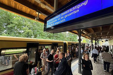 Michael Brandt/dpa | Der gesamte S-Bahn-Verkehr wurde am Abend eingestellt.