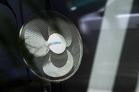 Karl-Josef Hildenbrand/dpa/dpa-tmn | Hitzefrei im Job gibt es grundsätzlich nicht! Doch Ventilatoren, Jalousien oder flexible Arbeitszeiten sind mögliche Maßnahmen bei großer Hitze.