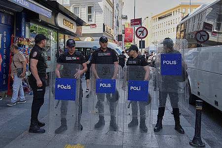 Dilara Acikgoz/AP/dpa | Türkische Polizisten stehen in einer Sicherheitslinie während des jährlichen LGBTQ+ Pride Marsches.