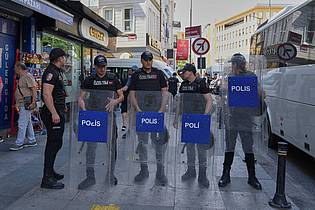 Dilara Acikgoz/AP/dpa | Türkische Polizisten stehen in einer Sicherheitslinie während des jährlichen LGBTQ+ Pride Marsches.