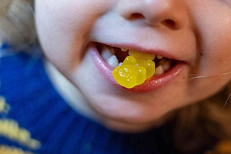 Hendrik Schmidt/dpa | Schlafgummis mit Melatonin können Nebenwirkungen haben und enthalten teils größere Mengen von dem Hormon als angegeben.