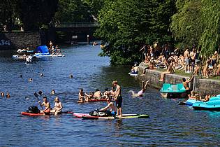 Christian Charisius/dpa | Die hohen Temperaturen werden auch am Sonntag viele Menschen ans Wasser ziehen.