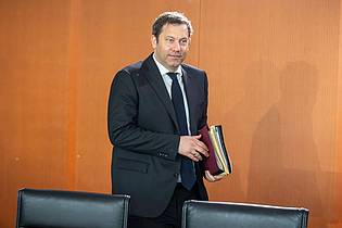 Michael Kappeler/dpa | Klingbeil bringt seinen ersten Haushalt ins Kabinett ein. (Archivbild)