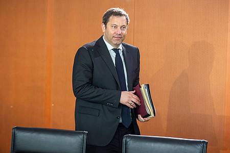 Michael Kappeler/dpa | Klingbeil bringt seinen ersten Haushalt ins Kabinett ein. (Archivbild)
