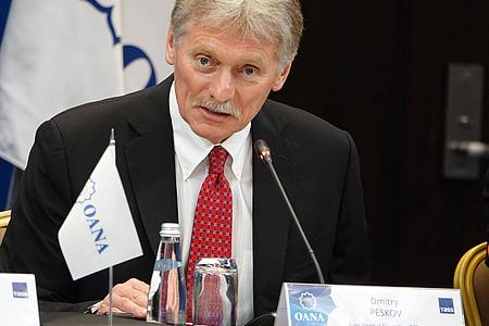 Ulf Mauder/dpa | Kremlsprecher Dmitri Peskow sieht Russland nicht in der Verantwortung für die langsamen Verhandlungen. (Archivbild)