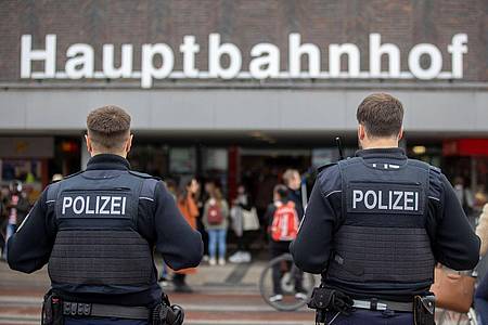 Christoph Reichwein/dpa | Der Polizeibeauftragte des Bundes, Uli Grötsch, hat sich mehrere Liegenschaften der Bundespolizei in Bahnhöfen angeschaut. (Archivbild)