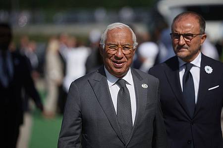 Armin Durgut/AP/dpa | Der Präsident des Europäischen Rates, Antonio Costa, war einer der internationalen Gäste bei der Gedenkfeier zum Massaker von Srebrenica.
