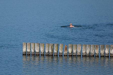 Sebastian Willnow/dpa | Viele Menschen dürften an diesem Wochenende Abkühlung suchen - so wie dieser Schwimmer am Markkleeberger See bei Leipzig.