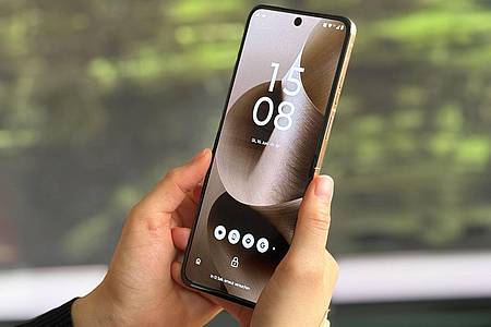 Christoph Dernbach/dpa-tmn | Das aufgeklappte Razr 60 Ultra ist lang, schlank und liegt gut in der Hand.