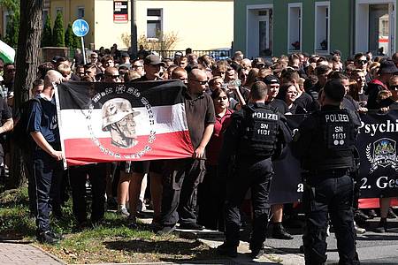 Sebastian Willnow/dpa | Mehrere CDS-Veranstaltungen waren zuletzt begleitet von Aktionen rechter Gruppen, wie hier in Bautzen. (Archivfoto) 
