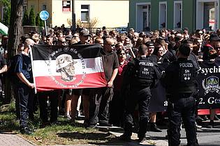 Sebastian Willnow/dpa | Mehrere CDS-Veranstaltungen waren zuletzt begleitet von Aktionen rechter Gruppen, wie hier in Bautzen. (Archivfoto) 