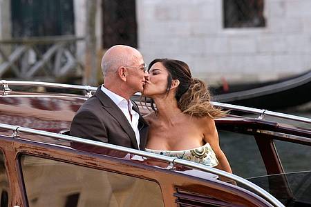 Luca Bruno/AP/dpa | Ein Kuss im Wassertaxi: Jeff Bezos und Lauren Sánchez