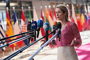 Virginia Mayo/AP/dpa | Dass Israel zuletzt wieder Hilfsgüter in den Gazastreifen ließ, sei nur ein Tropfen auf dem heißen Stein, sagte die EU-Chefdiplomatin Kaja Kallas zuletzt in Brüssel.