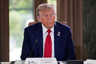 Mark Schiefelbein/AP/dpa | Teheran ist eine Millionenstadt - nun fordert US-Präsident Donald Trump die Menschen dort zur Flucht auf.   