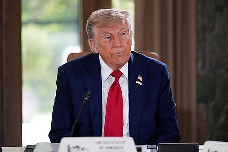 Mark Schiefelbein/AP/dpa | Teheran ist eine Millionenstadt - nun fordert US-Präsident Donald Trump die Menschen dort zur Flucht auf.   